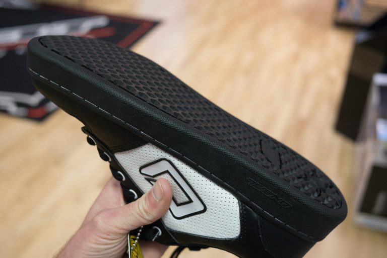cheap mtb shoes for flat pedals